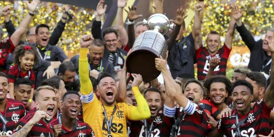 Die Spieler von Flamengo Rio de Janeiro feiern den Sieg der Copa Libertadores. Foto: Ernersto Arias/AP/dpa