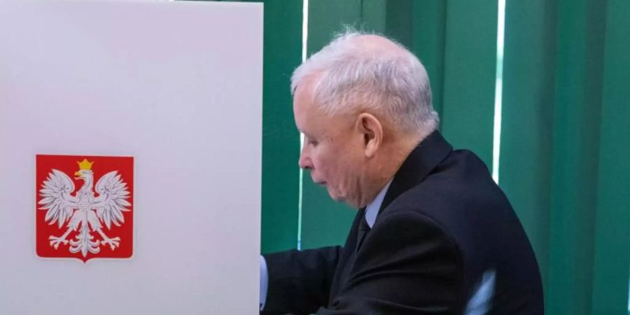 PiS-Chef Jaroslaw Kaczynski bei der Stimmabgabe in einem Wahllokal in Gnesen. Foto: Grzegorz Banaszak/ZUMA Wire/dpa