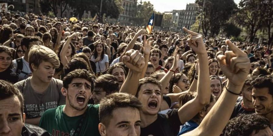 Tausende Befürworter der Unabhängigkeit Kataloniens protestieren in Barcelona gegen das Urteil des Obersten Gerichts. Foto: Matthias Oesterle/ZUMA Wire/dpa