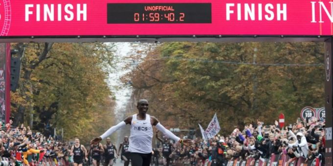 Lauf-Star Eliud Kipchoge läuft als erster Mensch einen Marathonlauf in unter zwei Stunden. Kipchoge