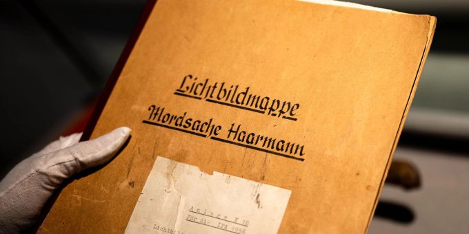 Die Lichtbildmappe in der Mordsache Fritz Haarmann: Es ist der 100. Jahrestag der Verhaftung des Massenmörders. Die Lichtbildmappe in der Mordsache Fritz Haarmann: Es ist der 100. Jahrestag der Verhaftung des Massenmörders.