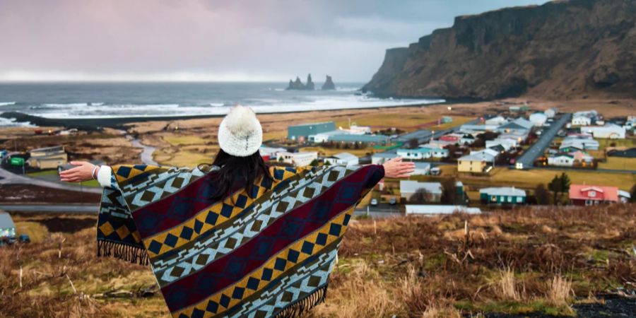 Frau Poncho Arme ausgestreckt Panorama Stadt Meer