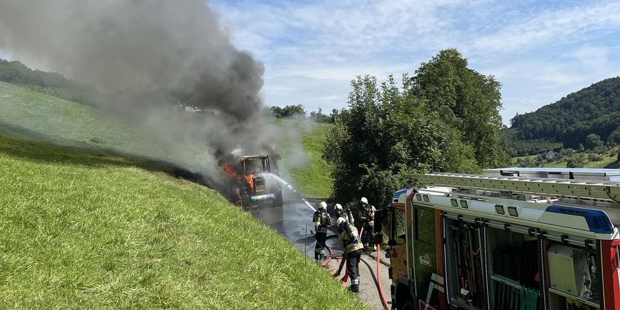 Fahrzeugbrand erfordert Feuerwehreinsatz.