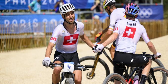 Nino Schurter (l.) und Mathias Flückiger verpassen an Olympia 2024 eine Medaille. Olympia 2024