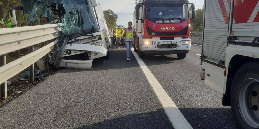 Ein Mensch starb bei dem Unfall, 25 wurden verletzt.