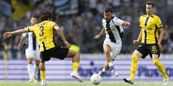 Bledian Krasniqi (m.) vom FCZ im Duell mit Jaouen Hadjam (l.) von YB. yb
