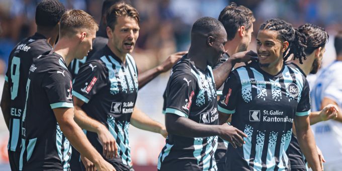 Die Spieler des FC St.Gallen jubeln nach dem frühen Tor durch Isaac Schmidt (r.). FC St.Gallen