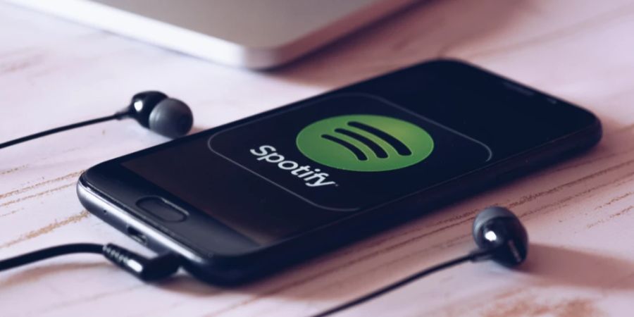 Spotify-App Smartphone Kopfhörer Schreibtisch