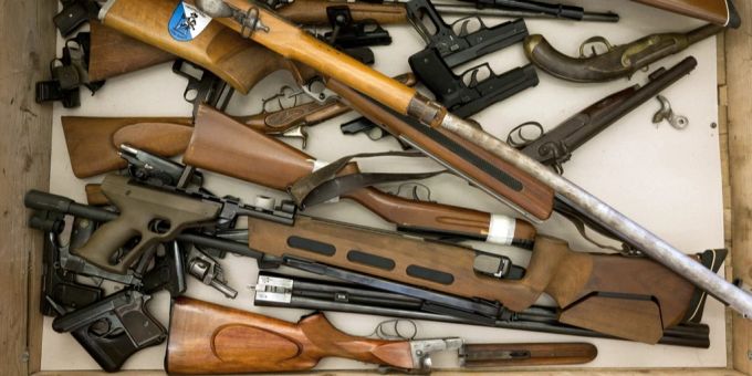 Die Stadtpolizei Baden sucht die rechtmässigen Besitzer von über 40 Waffen. (Symbolbild) Waffen