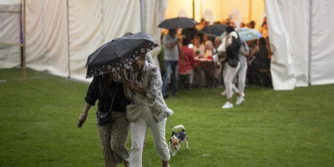 Besucher verlassen das Festzelt, in dem die Rede von Elisabeth Baume-Schneider geplant war. Wetter