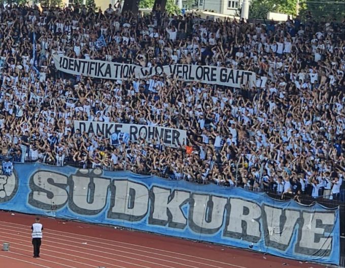 Die Südkurve des FCZ bedankte sich bei ihrem Ex-Spieler Fabian Rohner. FCZ Südkurve Fabian Rohner