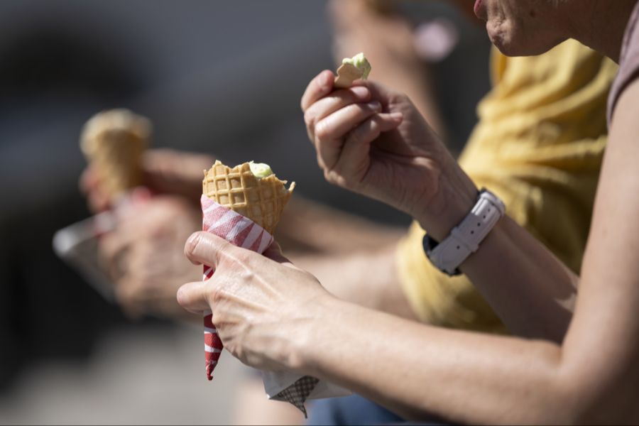 Zum warmen Start der neuen Woche reicht's dann vielleicht sogar nochmal für eine Glacé. (Symbolbild)