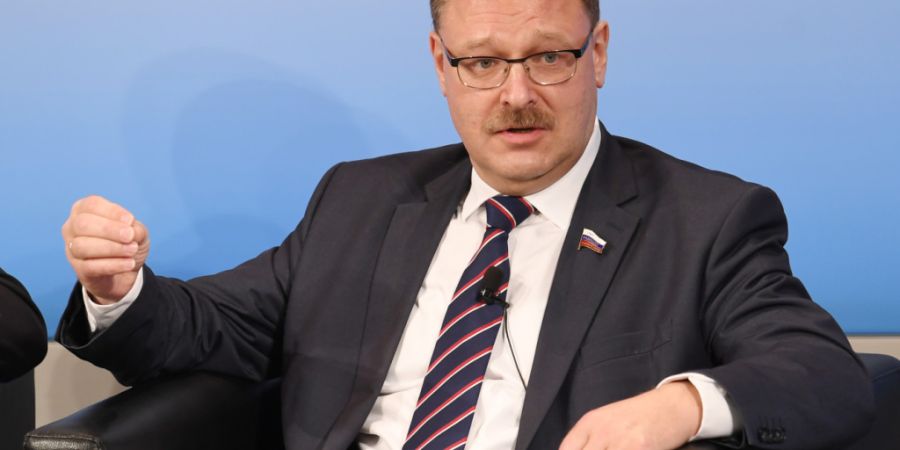 ARCHIV - Der russische Außenpolitiker Konstantin Kossatschow spricht bei der Münchner Sicherheitskonferenz im Hotel Bayerischer Hof. Bei der Lösung des Ukraine-Kriegs sieht er nun di...