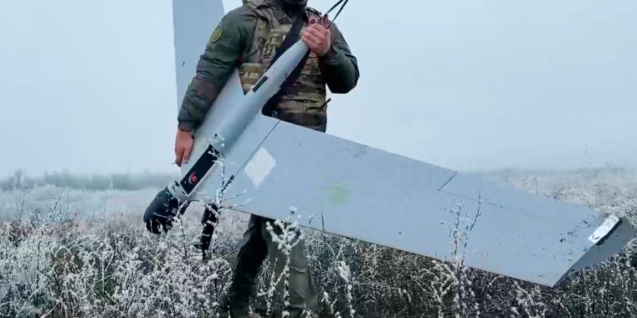 HANDOUT - Ein russischer Soldat trägt eine Drohne zum Start für einen Einsatz in der Ukraine. Foto: Uncredited/ussian Defense Ministry Press Service via AP/dpa - ACHTUNG: Nur zur reda...