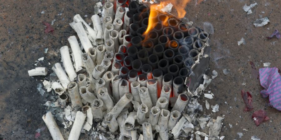 An Silvester ist in Kanton und Stadt Bern Vorsicht im Umgang mit Feuerwerk geboten. (Symbolbild)