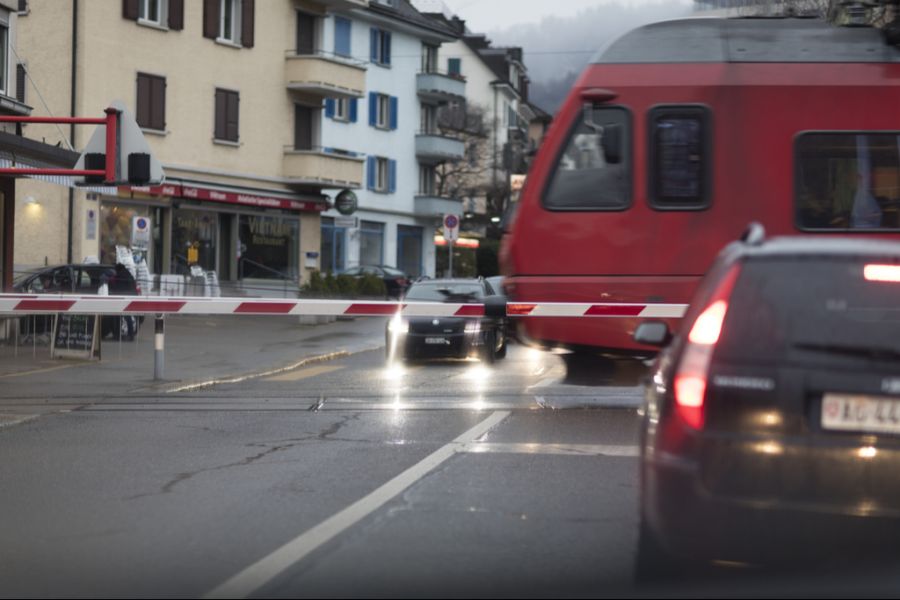 Immer wieder kommt es bei Bahnübergängen in der Schweiz zu Unfällen.