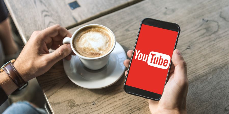 YouTube Smartphone Cappuccino Tisch