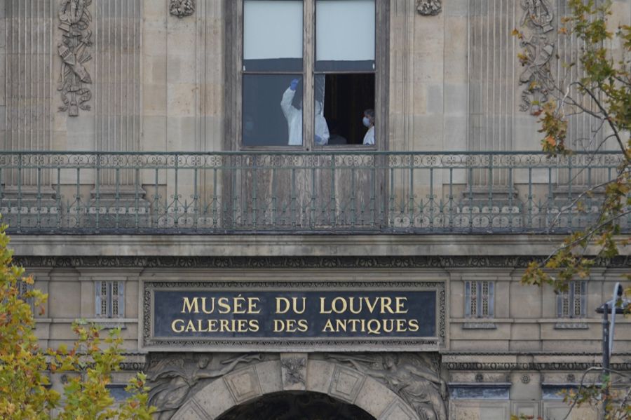 Die Fensterfassade des Louvre umfasst Hunderte Scheiben – die Täter wussten genau, welche sie nehmen mussten.