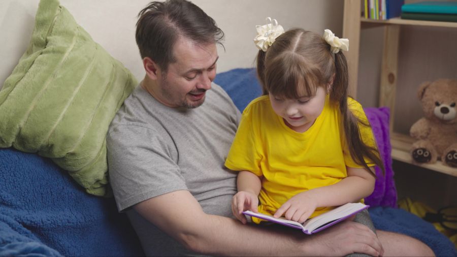 Vater und Tochter lesen ein Buch