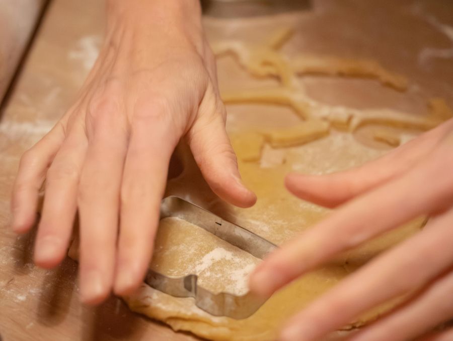 «Unsere Weihnachtsguetzli werden vollständig von Hand hergestellt und einzeln von Hand ausgestochen, nicht maschinell», sagt Tina Hiestand, Geschäftsleiterin von Fredy dä Beck.