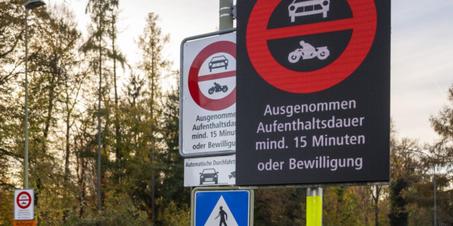 Seit der Einführung der automatischen Durchfahrtskontrolle in Birsfelden BL hat der Verkehr in den Quartierstrassen um durchschnittlich 25 Prozent abgenommen. (Archivbild)