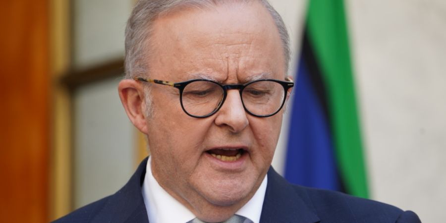 Der australische Premierminister Anthony Albanese spricht während einer Pressekonferenz im Parlamentsgebäude in Canberra zu den Medien. Foto: Dominic Giannini/AAP/dpa