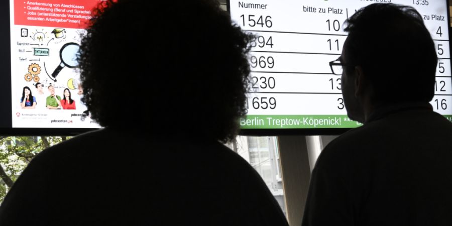 ARCHIV - Menschen stehen in einem deutschen Jobcenter (Archivbild). Foto: Jens Kalaene/dpa