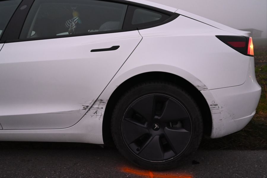 Durch die erste Kollision wurde eines der Fahrzeuge in ein zweites Auto geschleudert.