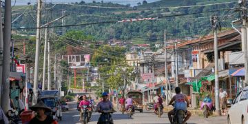Maynmar Strassenszene Mopeds