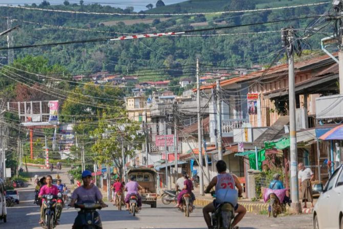 Maynmar Strassenszene Mopeds