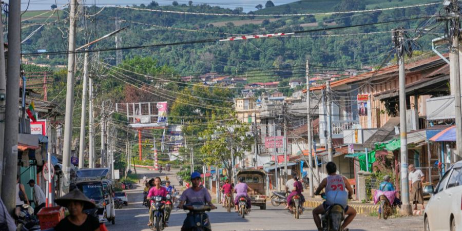 Maynmar Strassenszene Mopeds