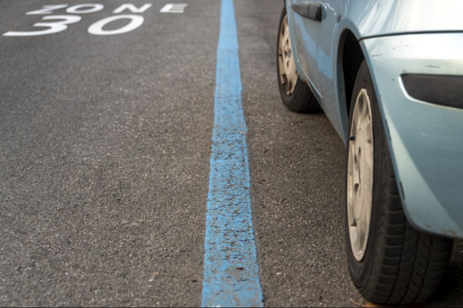 Grund für die baldige Aufhebung von Quer- und Schrägparkplätzen ist die Sicherheit von Velofahrenden.