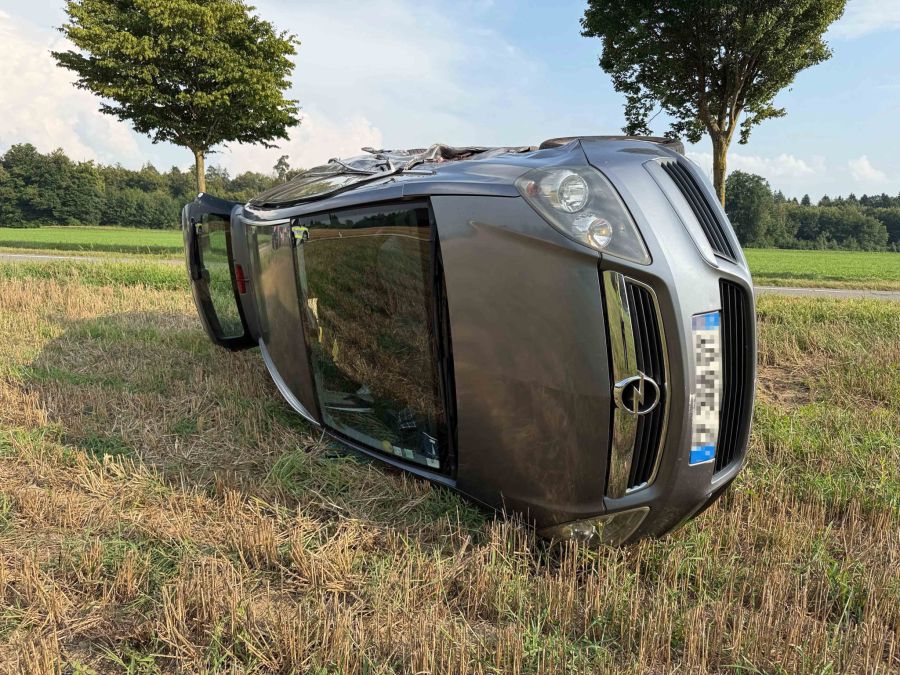 Ein Auto überschlug sich nach der Kollision.
