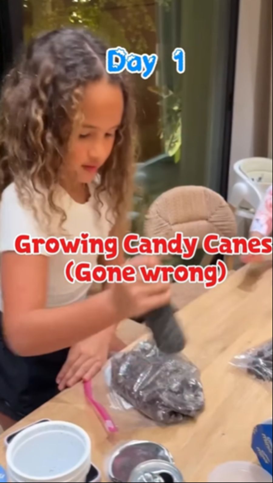 Chrissy Teigens Kinder zerkleinern Guetzli und füllen die Krümel in Blumentöpfe um.