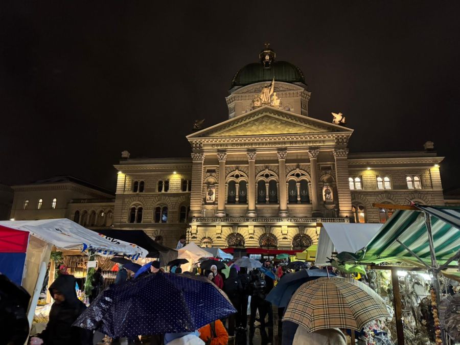 Zeitweise gibt es bei den Ständen auf dem Bundesplatz kaum ein Durchkommen.