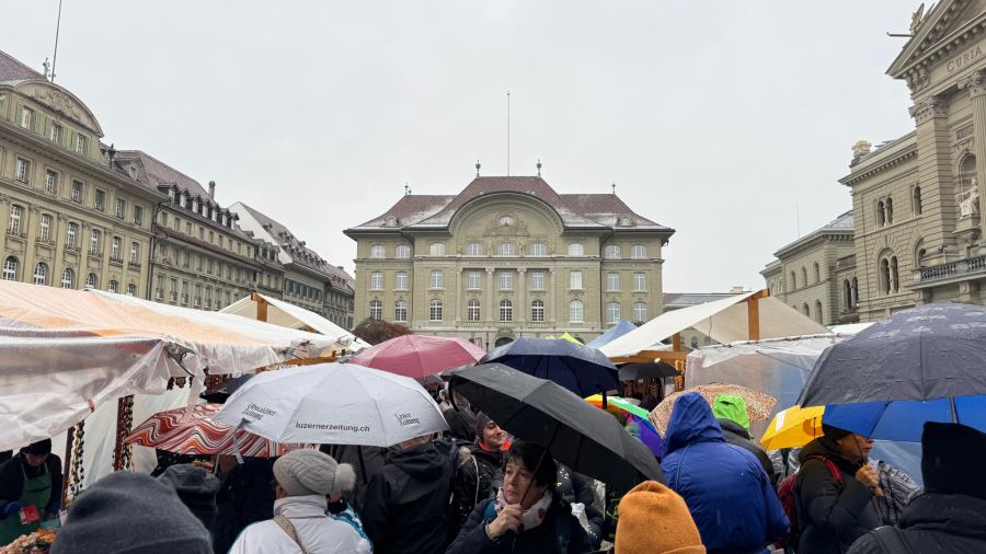 Auch am Vormittag gibt es bei den Ständen auf dem Bundesplatz teilweise kaum ein Durchkommen.