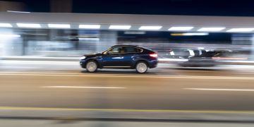 Raser im Auto