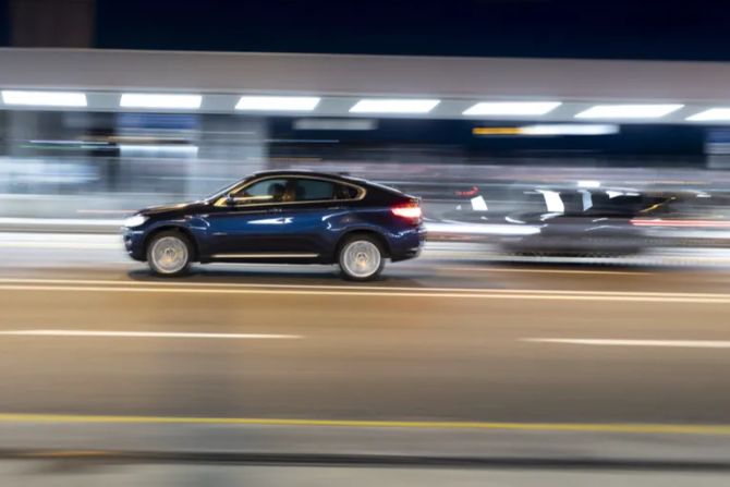 Raser im Auto
