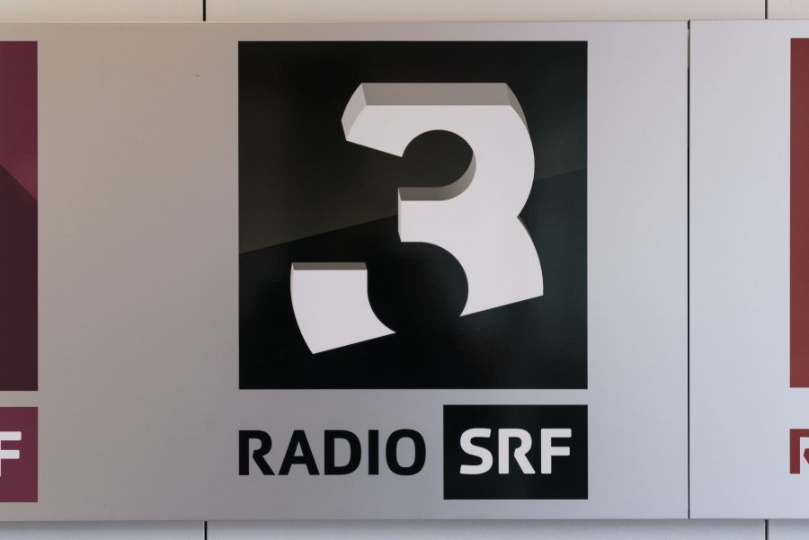 SRF verzichtet im Radio laut eigener Aussage ganz auf KI-Musik und setzt weiterhin auf herkömmliches Repertoire.