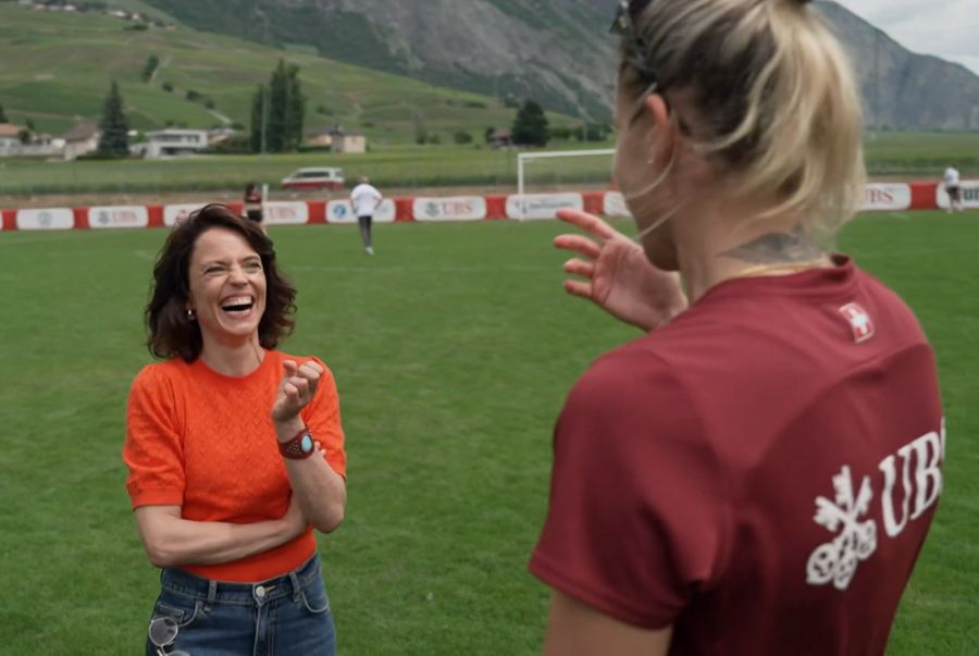 ... oder Mona Vetsch die Frauen-Nati auf dem Spielfeld interviewt: Jedes Outfit, mit dem die SRF-Stars vor die Kamera treten, ist mit Profis abgesprochen.
