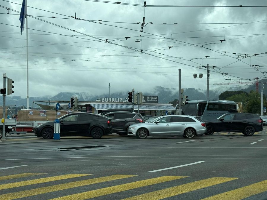 Auch vor dem Bürkliplatz in Zürich stockt der Verkehr deutlich.