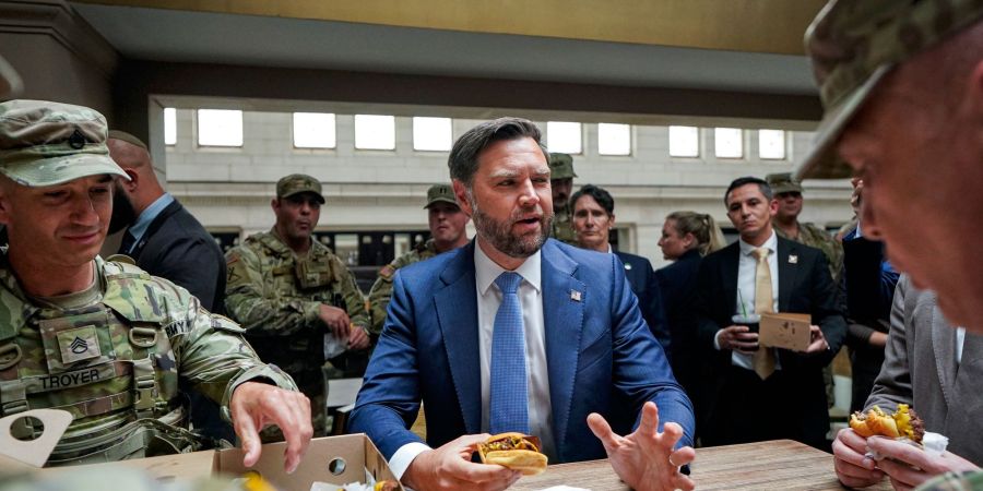 Die Vertreter der Trump-Regierung liessen sich mit den Soldaten in einem Fastfoodrestaurant ablichten.
