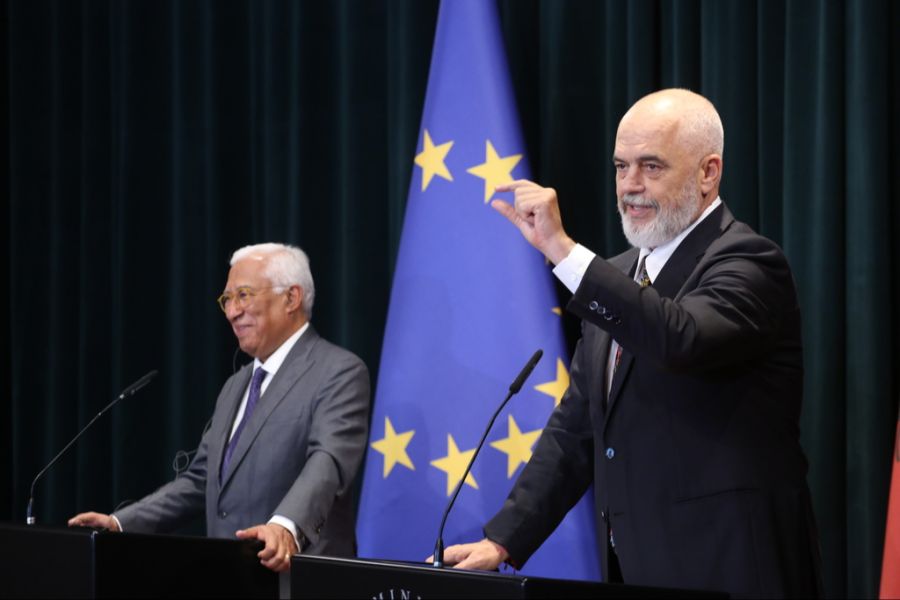 Albaniens Regierung reagiert mit finanzieller Unterstützung auf die Baupläne. Rechts im Bild: Albaniens Regierungschef Edi Rama. (Archivbild)