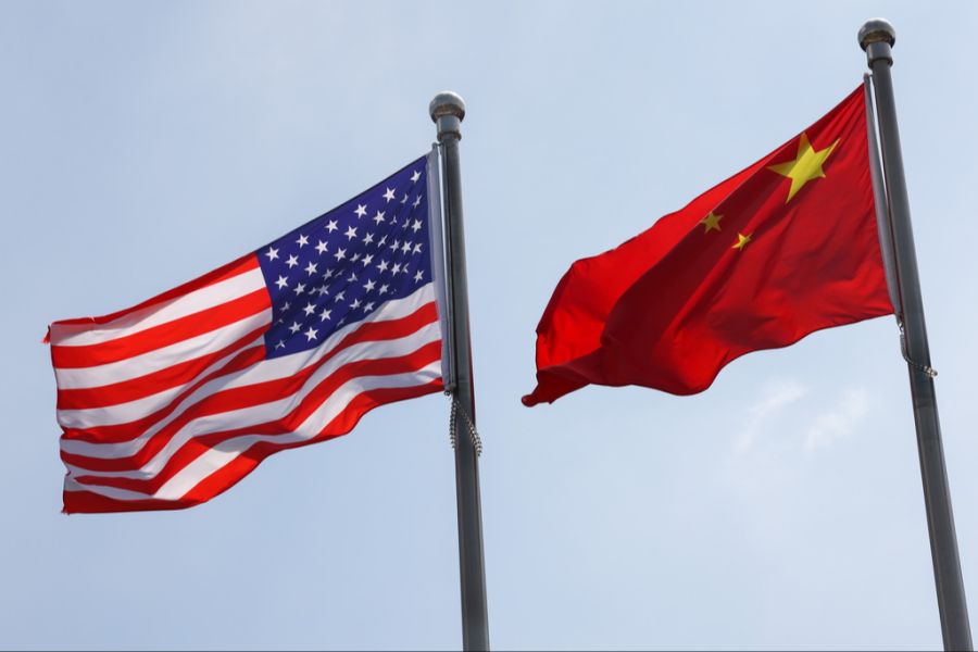 Im «Race»-Szenario liefern sich die USA und China ein unreguliertes Wettrennen um die Vorherrschaft in der KI-Entwicklung. Dies könnte gemäss den Forschern zum Ende der Menschheit führen.