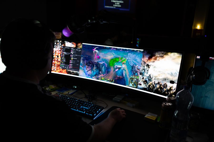 In jeglichen Computerspielen wird gegeneinander gezockt.