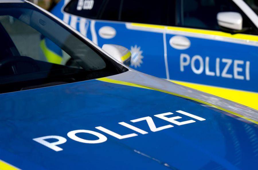 Nachtzug Polizeifahrzeug