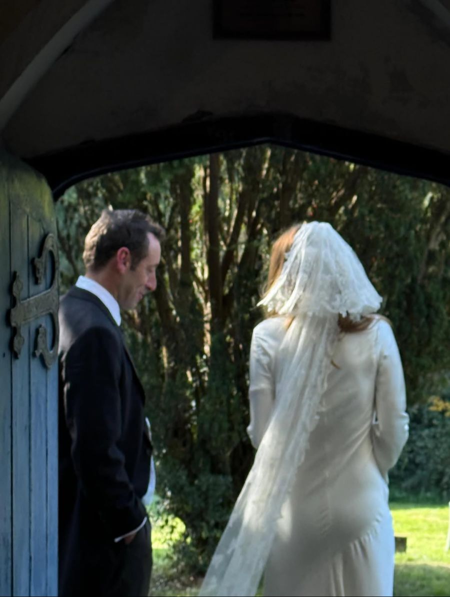 Nadine Strittmatter hat in einer kleinen Kapelle, vermutlich in Schottland, geheiratet.