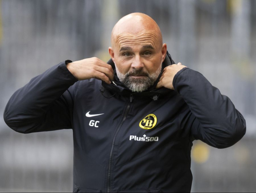 Bei den Gästen steht Giorgio Contini an der Seitenlinie.
