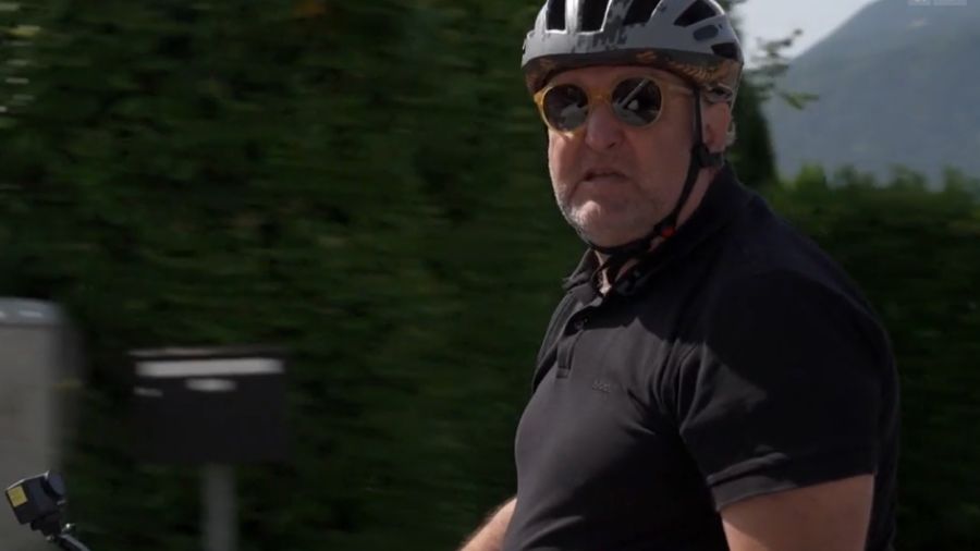 In einem Einspieler stellt Marco Rima dann sein Ägerital vor, welches er mit dem Velo bereist.