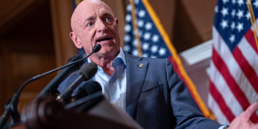 ARCHIV - US-Senator Mark Kelly wirft während einer Pressekonferenz im Kapitol US-Präsident Trump und Verteidigungsminister Hegseth vor, ihn und andere Gesetzgeber einzuschüchtern. Fo...